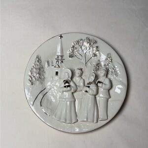 Mikasa Fine Porcelain 3-D Christmas Caroling Plate New In Box 6.75”